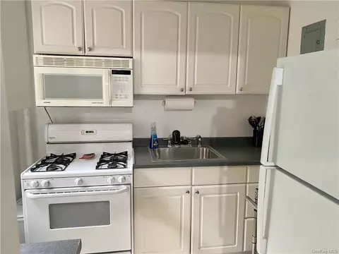 821 Bronx River Rd #4C, Yonkers, NY 10708