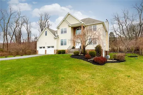 26 Lyndsey Ln, Beekman, NY 12570