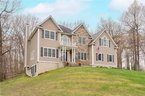 98 Shagbark Ln, East Fishkill, NY 12533