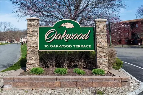 10 Oakwood Ter #113, New Windsor, NY 12553