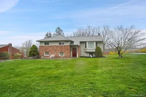3214 Quinlan St, Yorktown, NY 10598