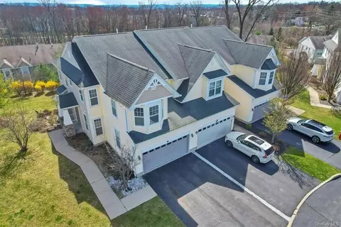 24 Arden Ct, Wallkill, NY 10940