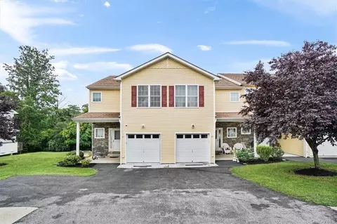 31 Aveonis Ct, Fishkill, NY 12524