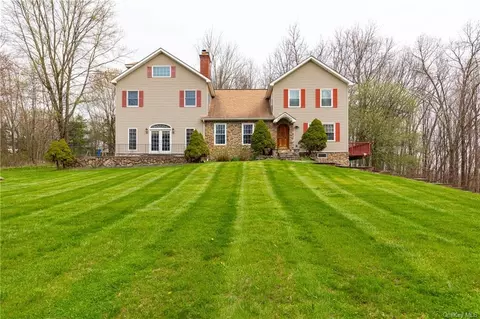 69 Peach Rd, Poughkeepsie, NY 12601