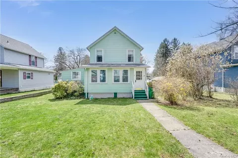 8 W Cottage Rd, Poughkeepsie, NY 12601