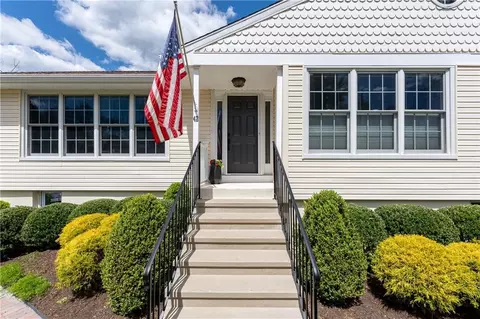 42 Meadowbrook Ln, Mount Kisco, NY 10549
