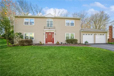 21 Newport Dr, Clarkstown, NY 10954