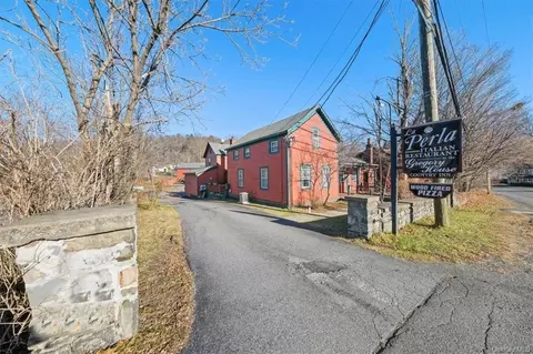 7 Barzen Rd, Averill Park, NY 12018