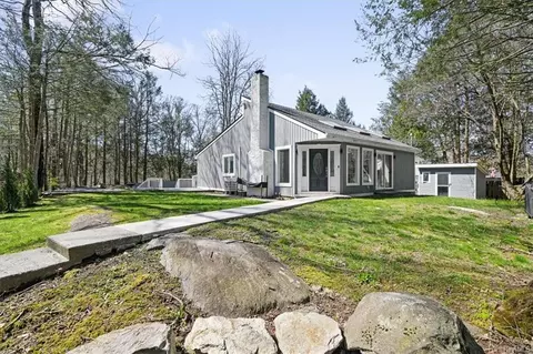 81 Floradan Rd, Putnam Valley, NY 10579