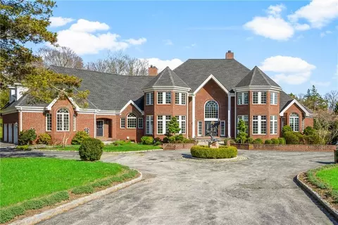 290 Central Dr, Briarcliff Manor, NY 10510