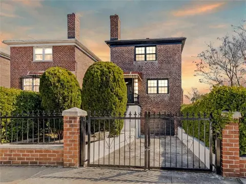 2004 Turnbull Ave, New York, NY 10473