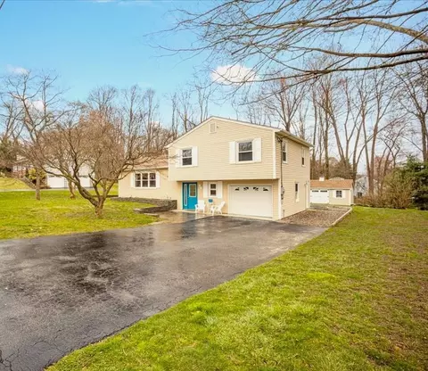 17 Daisy Ln, Wappinger, NY 12590