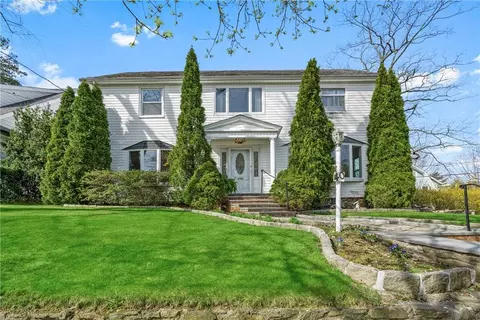 40 Petersville Rd, New Rochelle, NY 10801
