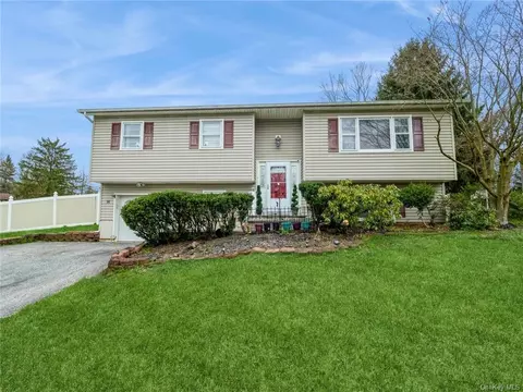 14 Dara Ln, Poughkeepsie, NY 12601