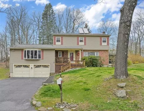 24 Oakcrest Dr, Goshen, NY 10924