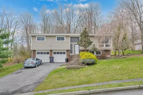 5 Jones Dr, Woodbury, NY 10930