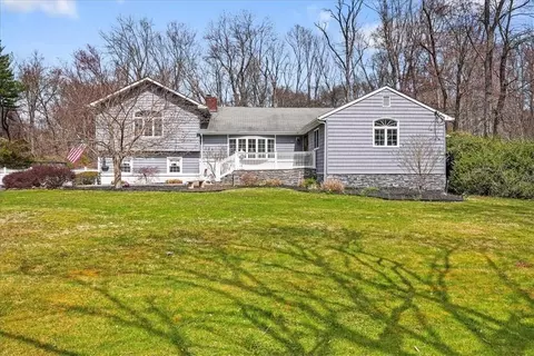262 E Townline Rd, Clarkstown, NY 10994