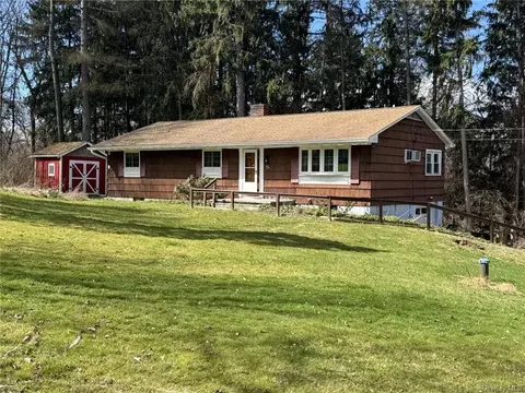 30 Charlotte Rd, Fishkill, NY 12524