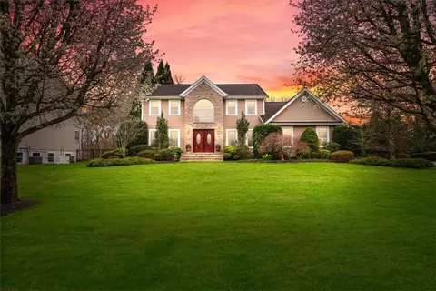 32 Cragmere Oval, Clarkstown, NY 10956