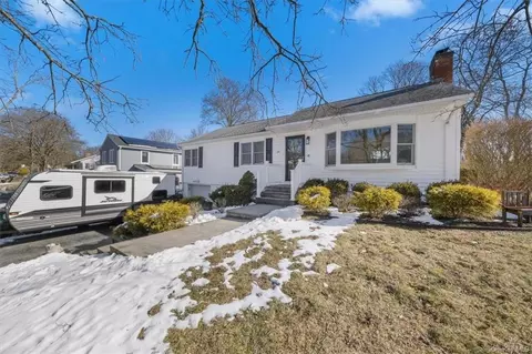 26 Greenvale Farms Rd, Poughkeepsie, NY 12603