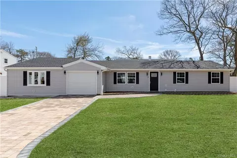 14 Putnam Ave, Patchogue, NY 11772