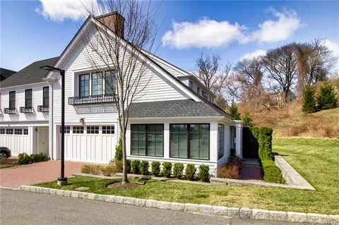 25 Honeysuckle Ln, Rye, NY 10573