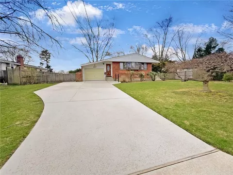 177 Kildare Pl, West Islip, NY 11795