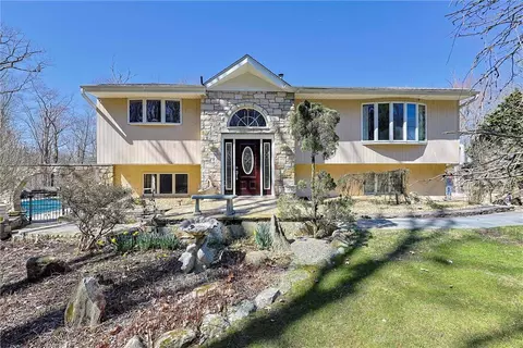 38 Baldwin Dr, Wappinger, NY 12590