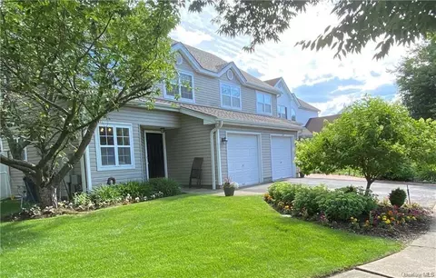 39 Garnett Pl, Melville, NY 11747