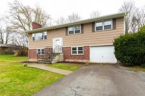 3 Hillman Dr, Hyde Park, NY 12538