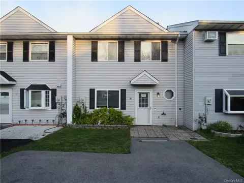 27 Cedar Ct, Middletown, NY 10940