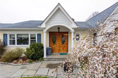 2937 S Deerfield Ave, Yorktown, NY 10598