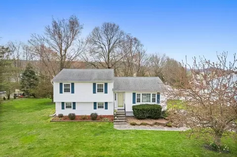 7 Hampshire Dr, Washingtonville, NY 10992