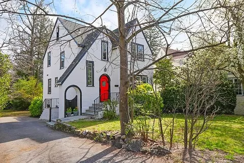 52 Harrison Dr, Larchmont, NY 10538