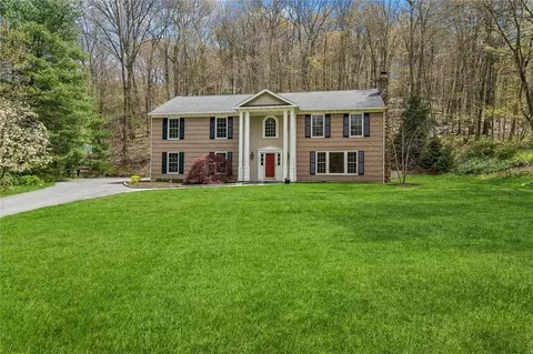 5 Longview Ln, New Castle, NY 10514