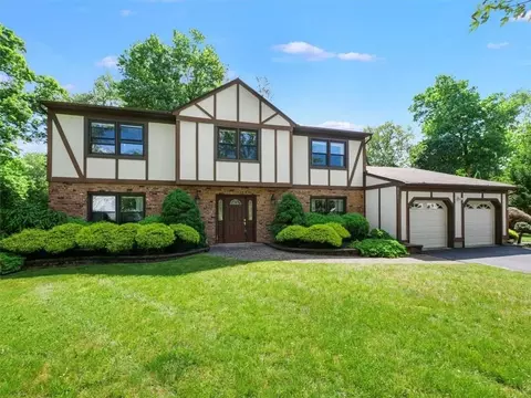 5 Essex Ct, Clarkstown, NY 10954