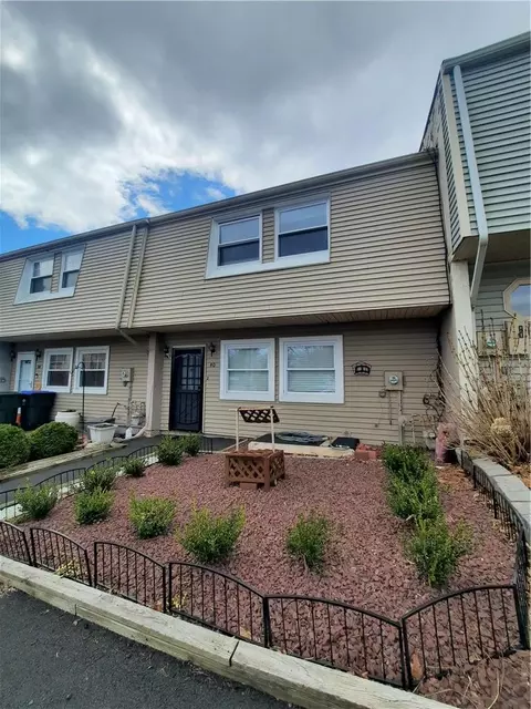 40 Red Barn Ln, Wallkill, NY 10940