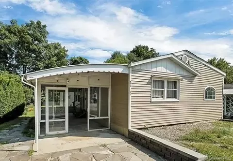 91 Elm Ln, Pleasant Valley, NY 12569