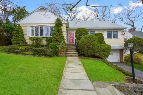 48 Rockwood Dr, Larchmont, NY 10538