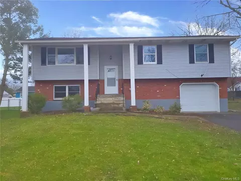 8 Brewster Dr, Middletown, NY 10940