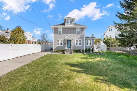 41 Lanier Ln, Bay Shore, NY 11706