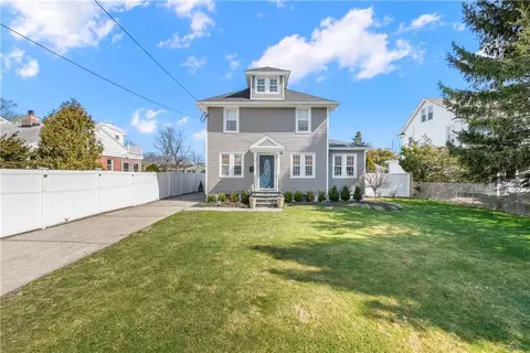 41 Lanier Ln, Bay Shore, NY 11706