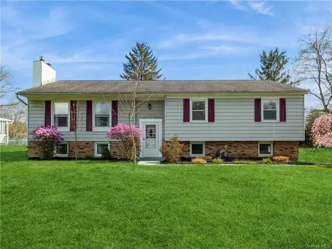 82 Round Hill Rd, Poughkeepsie, NY 12603