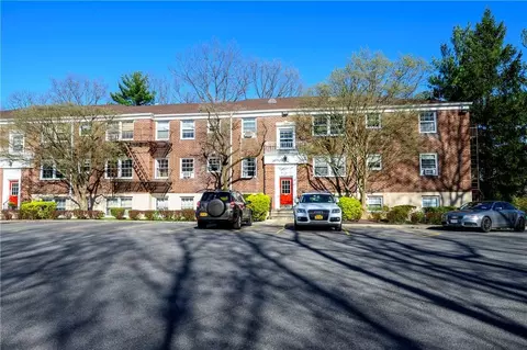 65 Rockledge Rd #TH, Bronxville, NY 10708