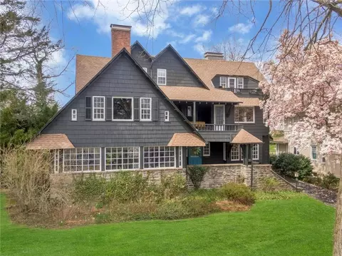 125 Sutton Manor Rd, New Rochelle, NY 10801