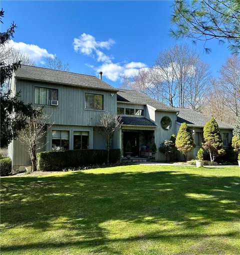 10 Tall Pines Ln, Mount Kisco, NY 10549