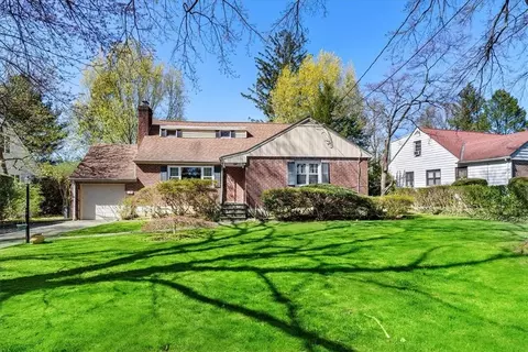 124 Thornbury Rd E, Scarsdale, NY 10583