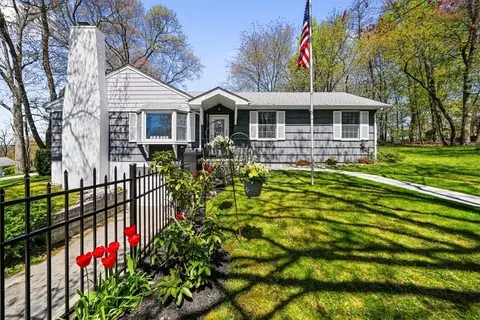 3800 Valleyview St, Yorktown, NY 10547