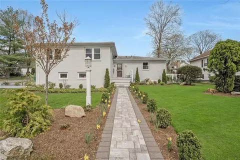60 Lakeview Rd, New Rochelle, NY 10804