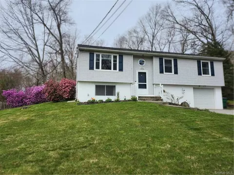 15 Hyde Park Dr, Hyde Park, NY 12538